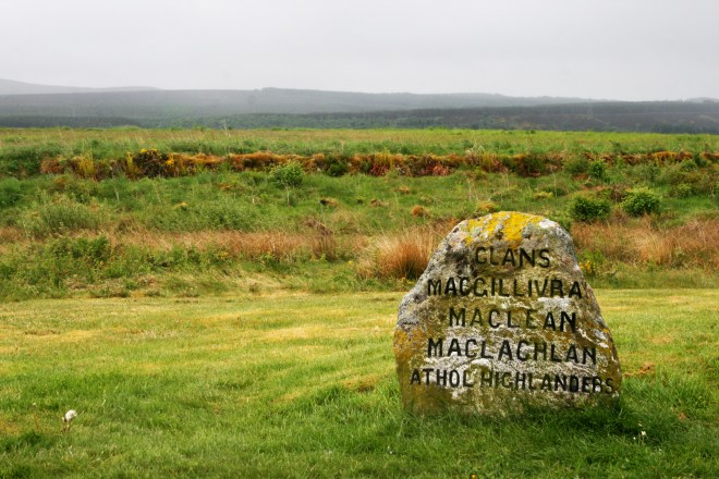 Drumossie Moor, la brughiera dove venne combattuta la battaglia di Culloden, con la pietra commemorativa dei Clan caduti.