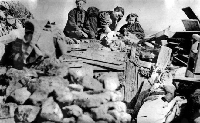 Evicted Family, Lochmaddy, Outer Hebrides, 1895. © Scottish Life Archive, National Museums of Scotland (Famiglia sfrattata dalla propria casa nel 1895)