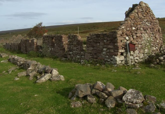Ruderi di villaggi e abitazioni sono molto cumuni in Scozia, abbandonati a seguito delle Clearances.