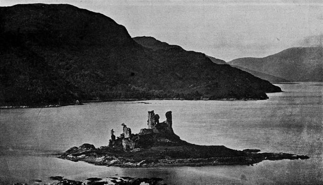 I resti dell'Eilean Donan Castle in una fotografia antecedente al restauro (prima del 1911)