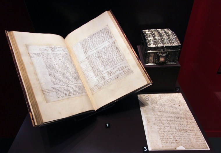 Le lettere dello scrigno in esposizione durante una mostra ad Edimburgo