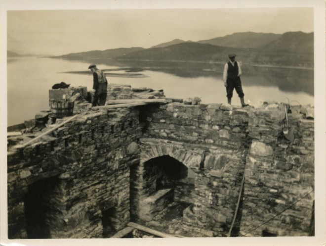 Lavori di restauro all'Eilean Donan Castle, fotografia databile 1920-1930 (Fonte: https://eileandonan.wordpress.com/2011/03/19/reconstruction-photographs-discovery/)