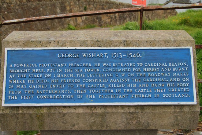 La targa che commemora la morte di George Wishart, bruciato per ordine del cardinare Beaton fuori dal castello. 