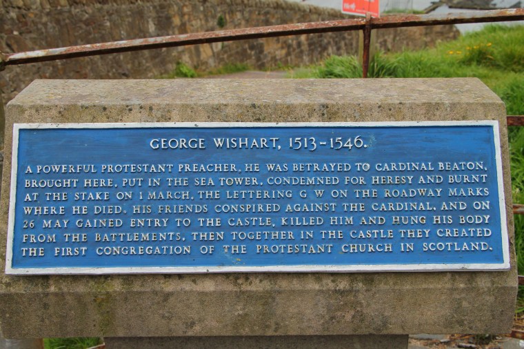 La targa che commemora la morte di George Wishart, bruciato per ordine del cardinare Beaton fuori dal castello.