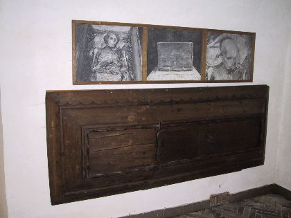 Un'immagine del coperchio della bara di Bothwell nella  Faarevejie Church e delle foto del suo corpo mummificato riesumato nel 1885