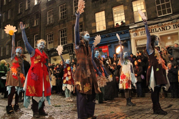 Festeggiamenti per Samhain ad Edimburgo: le persone azzurre e colorate rappresentano l'estate, quelle vestite di scuro invece l'inverno.