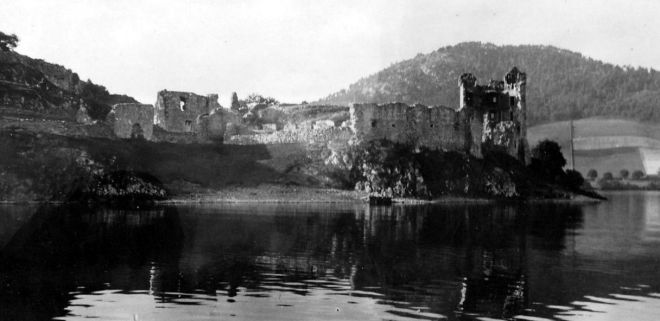 Una vecchia fotografia di Urquhart Castle (Fonte: http://tour-scotland-photographs.blogspot.it/2015/09/old-photograph-urquhart-castle-scotland.html)