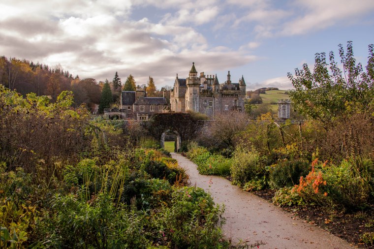 Abbotsford-House-Scotland-BeatriceRoat
